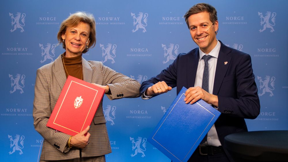 Sveriges ambassadør til Norge, Cecilia Björner, og samferdselsminister Knut Arild Hareide signerte avviklingsavtalen for bomstasjonene ved Svinesund fredag 19. februar. 