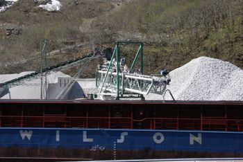 Wilson Brake laster anortositt ved Gudvangen Steins brygge. Gudvangen Stein eksporterer anortositt til 10 land for produksjon av steinull til isolasjon.