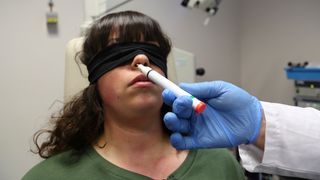 Doktor Clair Vandersteen holder en lukttube under nesen til Gabriella Forgione, som har slitt med tap av lukte- og smakssansen siden hun ble koronasyk i november.