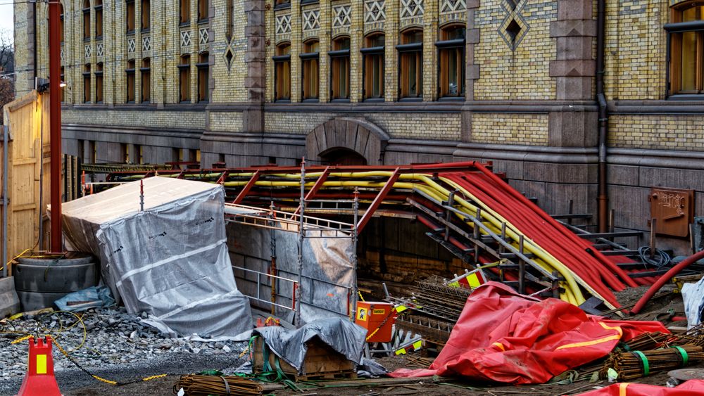 Da Stortinget fikk nytt postmotak og innkjøring dukket det opp en rekke kabler som ingen visste hvem eide, hvor de kom fra, eller hvor de gikk hen. Det bød på ekstra utfordringer å finne en sikker og midlertidig føring av disse.