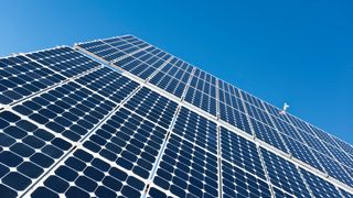 Det internasjonale energibyrået har i alle år undervurdert veksten i fornybar energi, men selv de spår at solceller vil stå for en firedel av verdens installerte kapasitet innen 2040 med dagens politikk, skriver forfatterne.