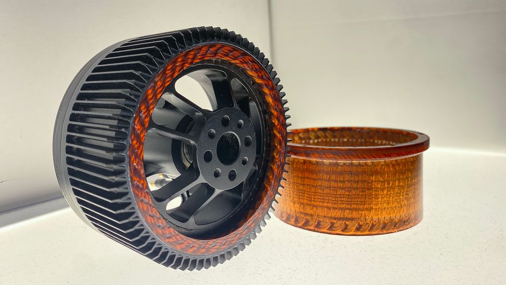 Her ser vi motoren og en løs stator ved siden av. Det er den som er resultatet av den patenterte fremstillingsprosessen.