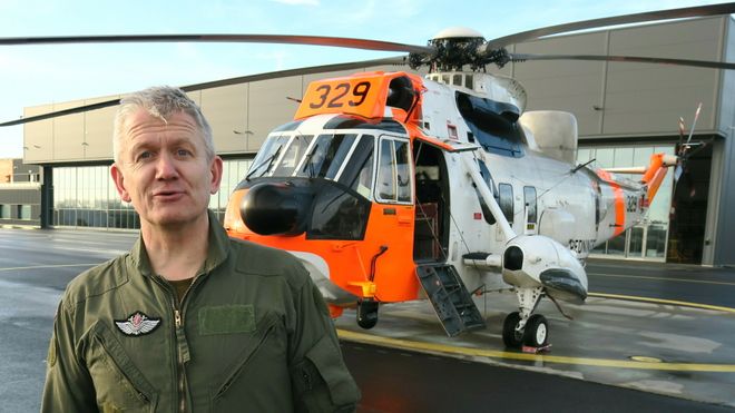 Fredrik hentet siste Sea King på fabrikken og satt bak spakene på den siste flyturen