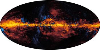 Det er faktisk et stort støvlag fra galaksen vår som legger seg som et teppe foran den kosmiske bakgrunnsstrålingen. Dette er støv i galaksen som blir varmet opp av nærliggende stjerner. Når støvet vibrerer, sender det ut lys. For at astrofysikerne skal kunne se den kosmiske bakgrunnsstrålingen, må de filtrere bort alt dette støvet. Det er en omfattende jobb.