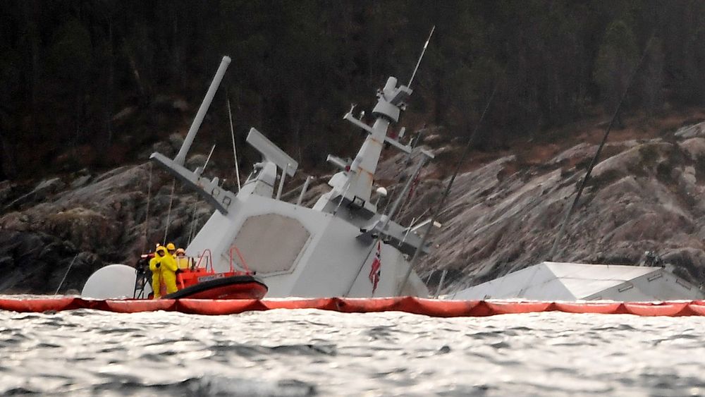 Fregatten KNM Helge Ingstad noen dager etter kollisjonen.