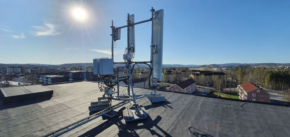 Bildet viser basestasjonen på et bygg i Lillestrøm, der Telia og Ericsson tester bruk av 700- og 3600 MHz-båndene sammen for å øke fart og dekning for 5G.