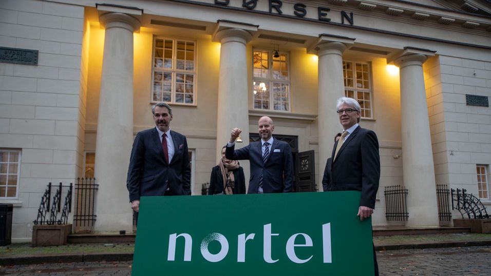 Nortel ble notert på Oslo Børs 18. november 2020. Administrerende direktør Christian Pritchard ringer i bjella.