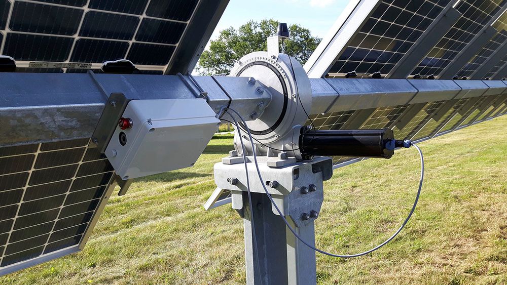 Solcellepaneler yter optimalt hvis de har riktig vinkel mot solen. Det danske oppstartsselskapet Startak har utviklet en kontroll for &quot;sol-trackere&quot;, som er mer nøyaktig enn både små og store konkurrenter.