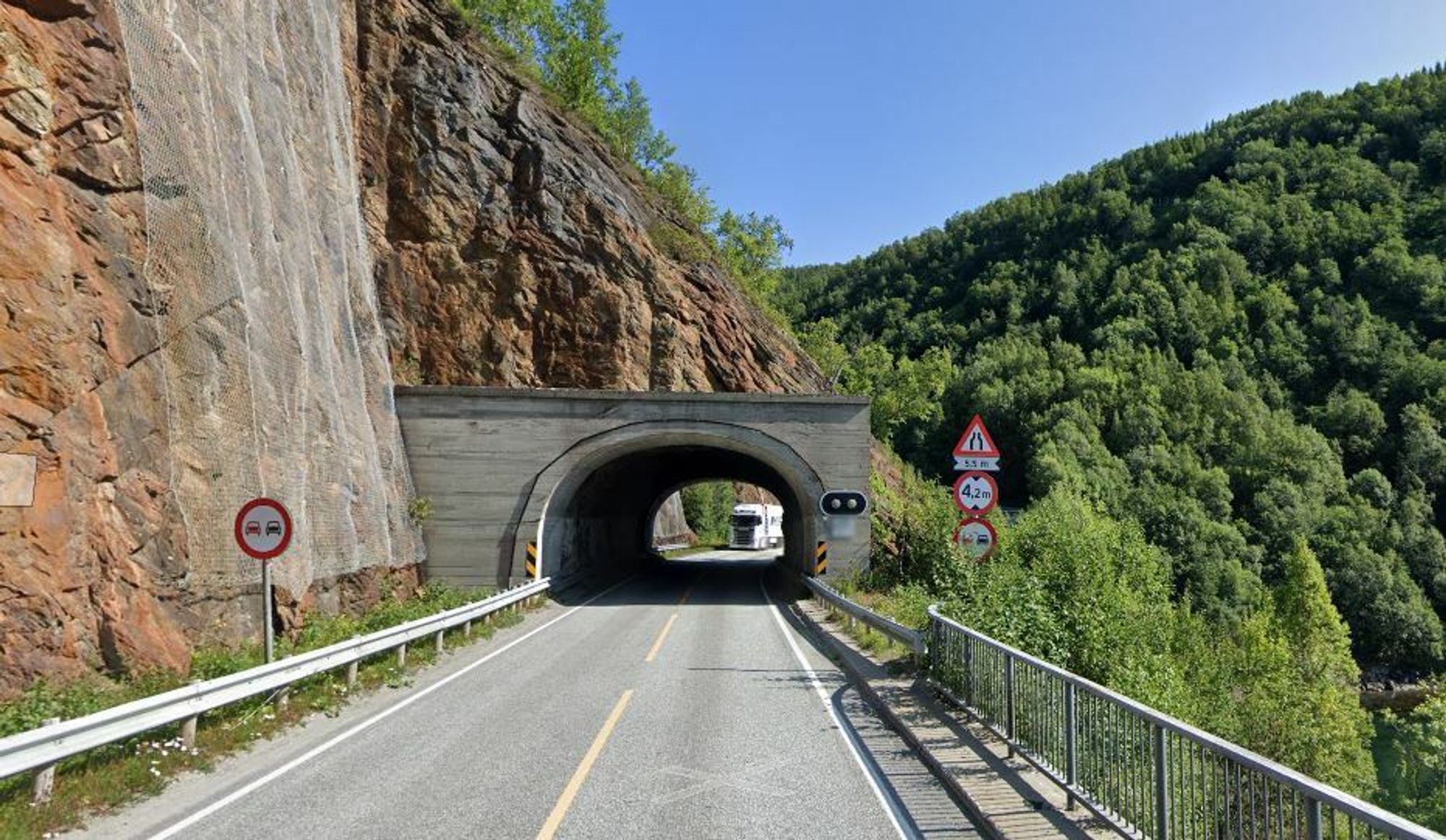Dagens 16 tunneler på E6 gjennom Sørfold oppfyller ikke de nye sikkerhetskravene. I tillegg er tunnelene smale, og det er mange stigninger på strekningen.