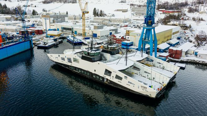 Skroget til hydrogenfergen, MF Hydra, er nylig ankommet Westcon Yard i Ølensvåg og ligger her klar til å bli utrustet. På innsiden av MF Hydra ligger søsterskipet, den helelektriske fergen MF Nesvik, som kan bli ombygd for hydrogendrift senere.