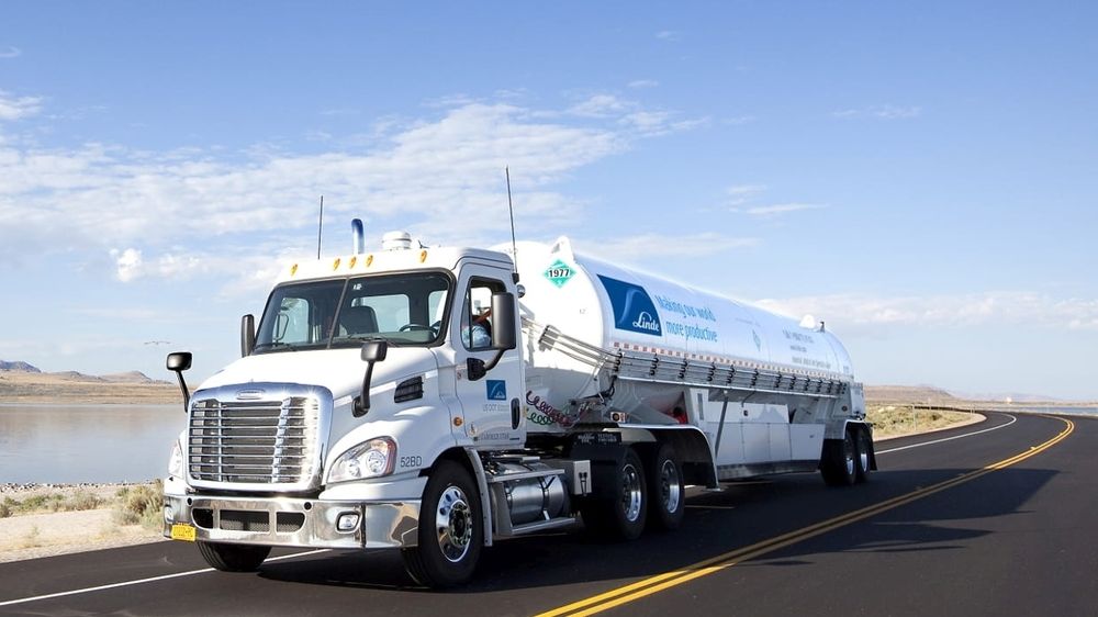 Linde Gas skal levere hydrogen til MF Hydra. Hver tankbil skal kunne ta med seg tre tonn med flytende hydrogen fra Leipzig i Tyskland.