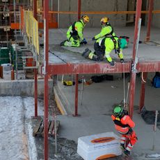 Høyden tilkomstteknikk fasade klatrere vedlikehold kurs sikkerhet hms fallsikring prosjektering høyhus ns 9600 9610 ola rådgivning munch entra