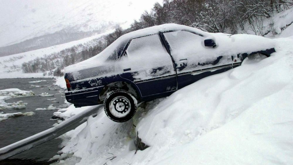 Arkivbilde fra rasulykken i Kjosen i  Lyngen i 2000, da fem personer omkom. Bilen som ble tatt av raset, men som ble stanset av autovernet.