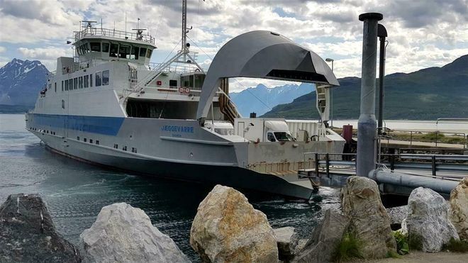 Forslaget om reduserte fergetakster, eventuelt gratis fergeturer, må i kronikkforfatternes vurdering sees i lys av at det er stortingsvalg til høsten. «Da kan det være fristende for politikerne å henge seg på populære forslag som er dårlig utredet og lite gjennomtenkte», skriver de.