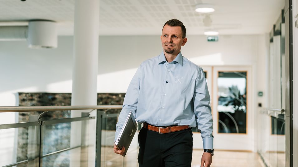 Hans Jørgen Enger leder konkurranseavdelingen i Nasjonal kommunikasjonsmyndighet, som har funnet at Telenor siden juni 2019 har behandlet egen bredbåndsvirksomhet bedre enn andre operatører. 