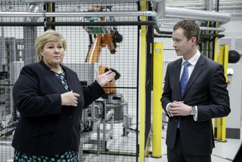 Statsminister Erna Solberg sto for den offisielle åpningen av batterifabrikken i Trondheim i januar 2019. Her med Torstein Sole-Gärtner, leder for Siemens Energys Offshore Marine Centre .
