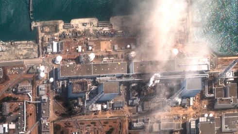 Satellittbilde som viste Fukushima Daiichi-atomkraftverket i Okuma i Fukushima tre dager etter katastrofen. Foto: Maxar Technologies via AP / NTB