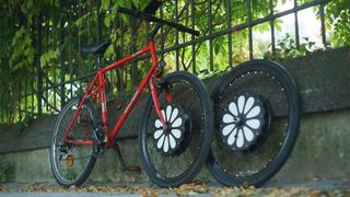 Franske Teebike tilbyr deg å sette elmotor på navet på en vanlig sykkel. Men den løsningen er ikke så god vinterstid, ifølge ekspert.