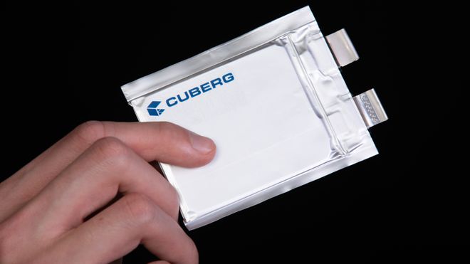 Cubergs poseceller har litiummetall-anode og en proprietær flytende elektrolytt.