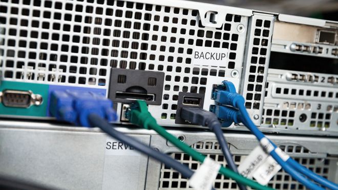 Baksiden av en vilkårlig server.