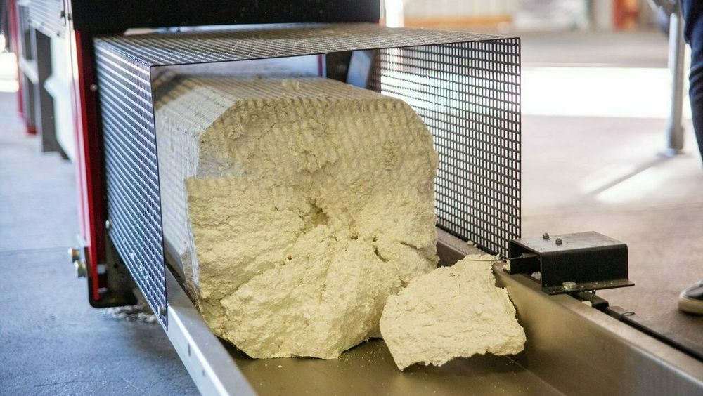 Resirkuleringsanlegget til Vartdal Plast presser og smelter EPS til slike kompakte blokker.