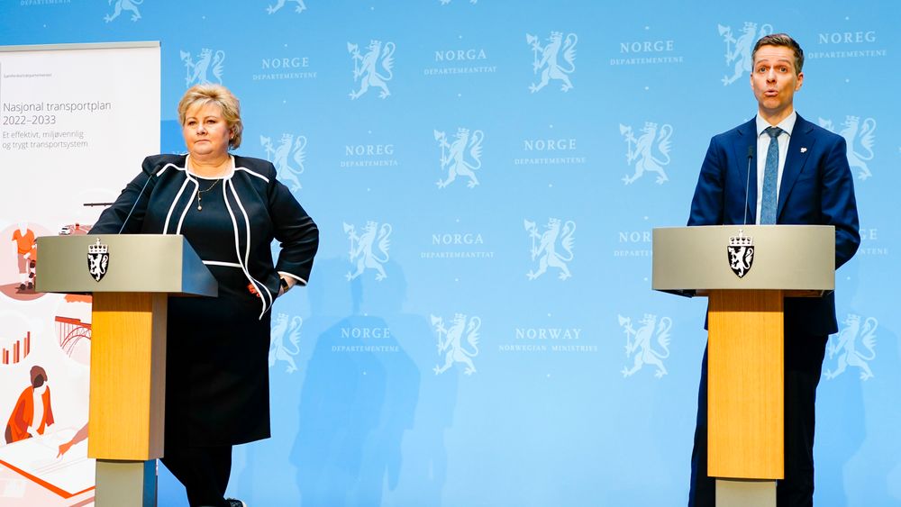 Statsminister Erna Solberg og samferdselsminister Knut Arild Hareide under presentasjonen av stortingsmelding om ny nasjonal transportplan (NTP) .