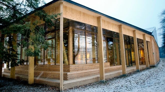 Lund Hagem arkitekter og Atelier Oslo har valgt en beskjeden plassering av Klimahuset ved siden av Brøggers Hus, tidligere Geologisk museum i Botanisk hage i Oslo.