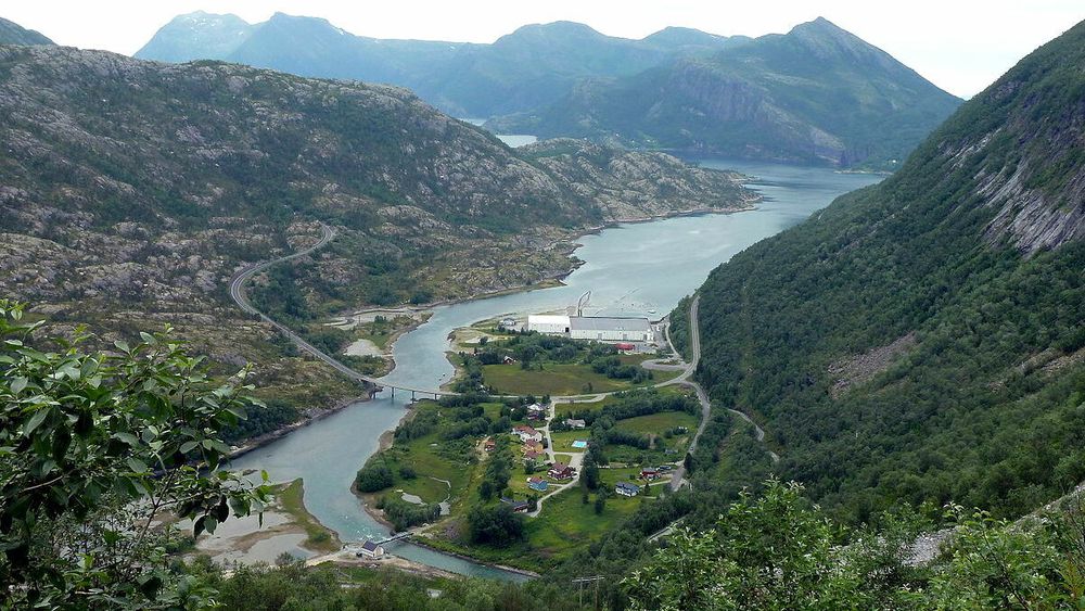 På området mellom riksvegen og de eksisterende næringsbyggene tenker man hydrogenfabrikken lokalisert i Sundsfjord i Gildeskål kommune i Nordland.