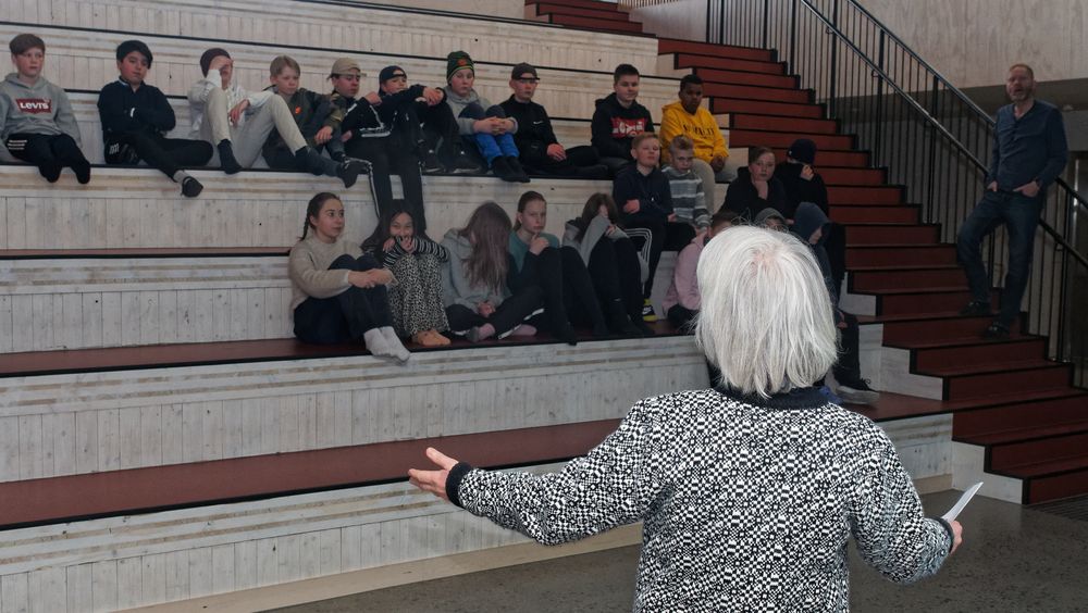 Ruth Woods i samtale med barn på Ydalir skole under premieren på en film laget om hva som er godt med Elverum.
