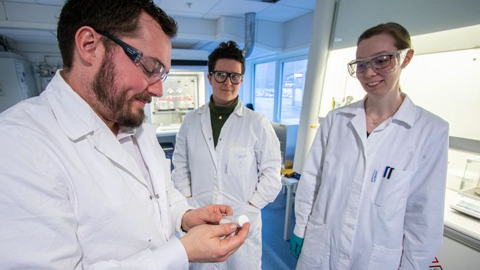 (F.v.:) Anders Teigland, Hjørdis Skår og Marthe Emelie M. Buan i TioTech.