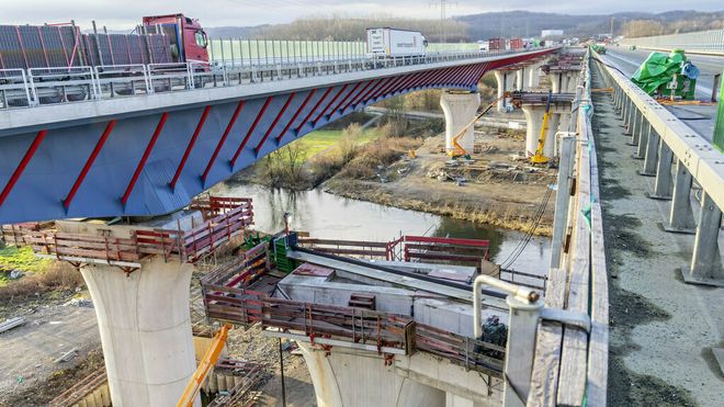 Trekket skulle være nøyaktig det samme over alle de 984,5 meterne, sa Hochtiefs-prosjektleder Jan Felgendreher i en pressemelding: – Vi trakk broen samtidig på 15 steder. Marginene var nede på noen få millimeter, og hvert trinn måtte utføres perfekt.