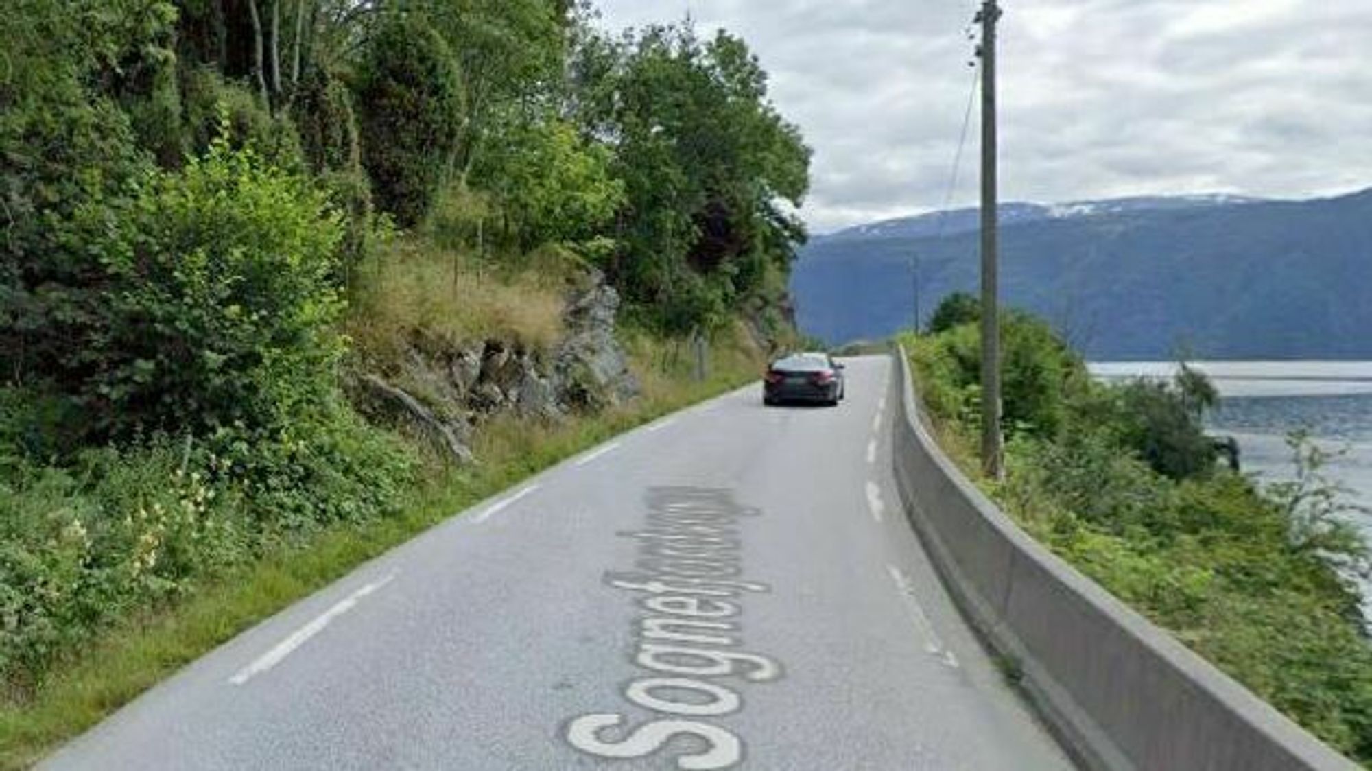 Riksveien på nordsiden av Sognefjorden, mellom Leikanger og Hella.  Vi skal ikke garantere at akkurat denne knausen er en del av kontrakten, men det er nok å ta av i strøket. 