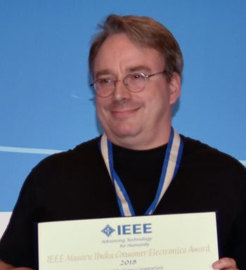 Linus Torvalds mottar IEEE Ibuka Award 2018 i Las Vegas.