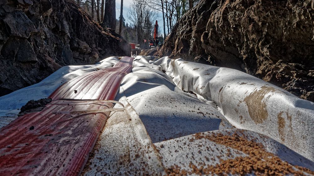 Under plastduken ligger 22 kV høyspentkabler som skal gi energi til tunnelboremaskin. De rosa plastdekslene er en advarsel om strømførend kabler til de som evetuelt vil grave her en gang i fremtiden. Arbeidene med ny vannforsyning til Oslo er nå i gang.