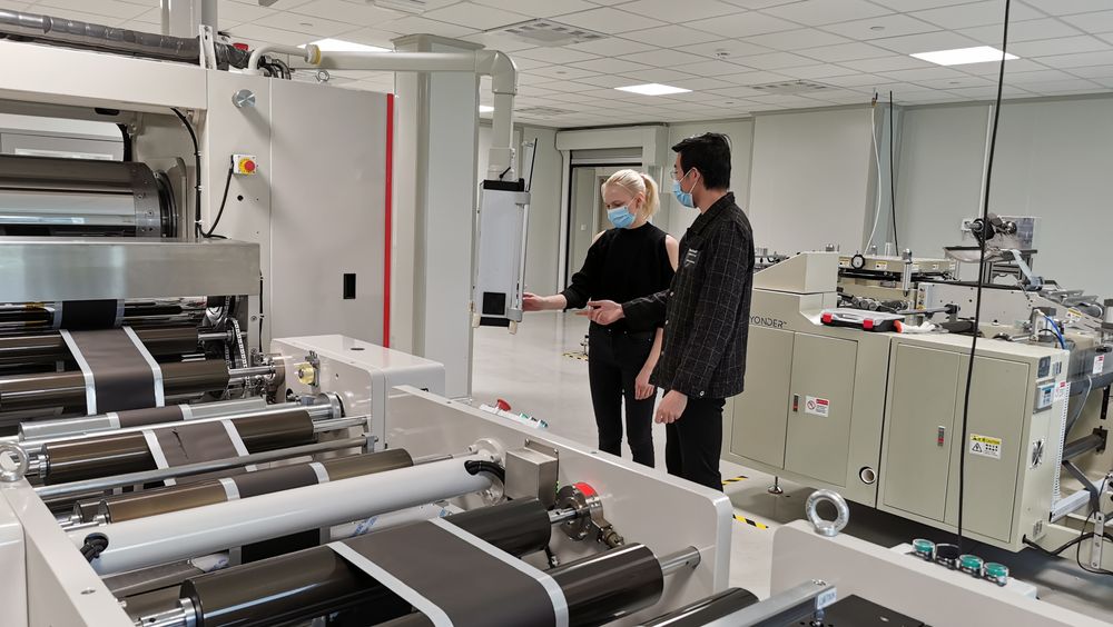 Sarah Karin Larsen hoppet av en bachelorgrad i maskiteknikk ved UiS og begynte hos batteriprodusenten Beyonder i stedet. Her lærer hun å operere en kalenderingmaskin av batterieksperten Fan Zhang fra Kina. Maskinen brukes til å rulle grafittanoder og litiumnikkel-kobolt-katoder jevnt til en bestemt tykkelse ved hjelp av hydrauliske rulle- og pressemaskiner.