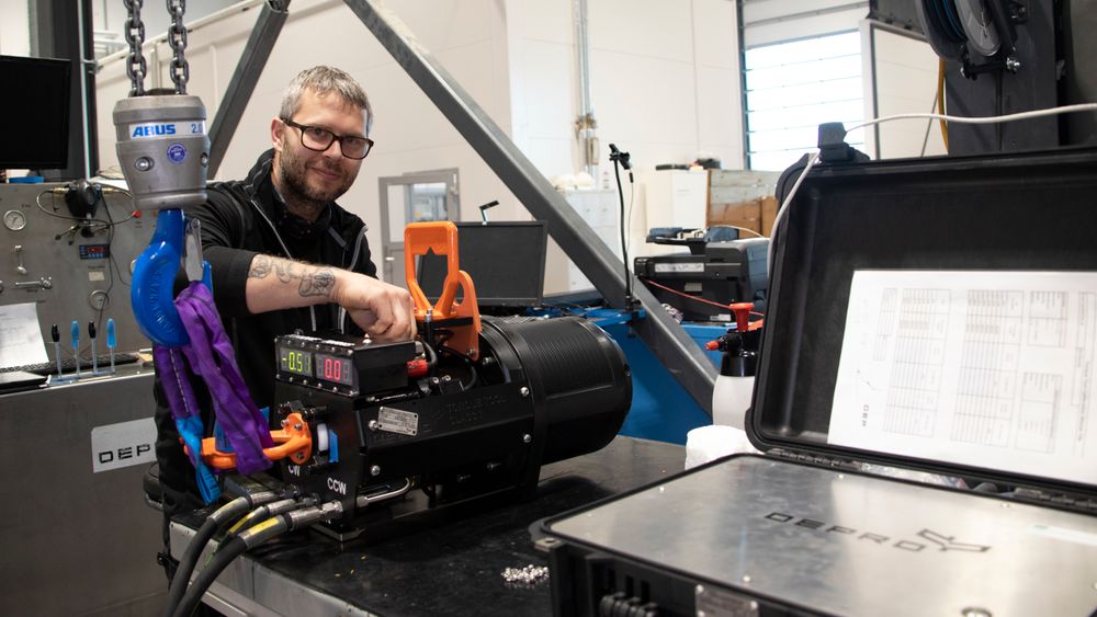 Momentnøkkel: Verktøyet Torque tool, momentnøkkelen som er et av Depros viktigste produkt, skal brukes på Bluerocs ROV-er. Her klargjør industrimekaniker Daniel Ueland, en Torque tool for en kunde.