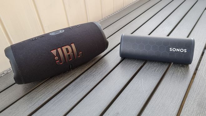 Sonos Roam mot JBL Charge 5: Hvilken bærbar høyttaler er best?