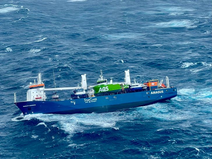 Det nederlandske lasteskip Eemslift Hendrika som har fått slagside i Norskehavet og har sendt ut en nødsignal etter at lasten har forskjøvet seg. Et redningshelikopter har hentet ut flere av mannskapet.