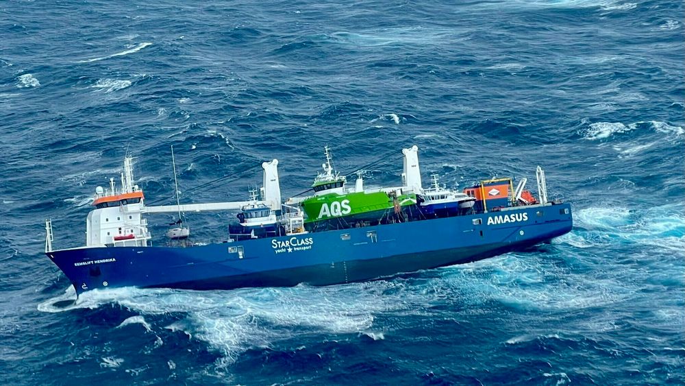 Det nederlandske lasteskip Eemslift Hendrika som har fått slagside i Norskehavet og har sendt ut en nødsignal etter at lasten har forskjøvet seg. Et redningshelikopter har hentet ut flere av mannskapet.