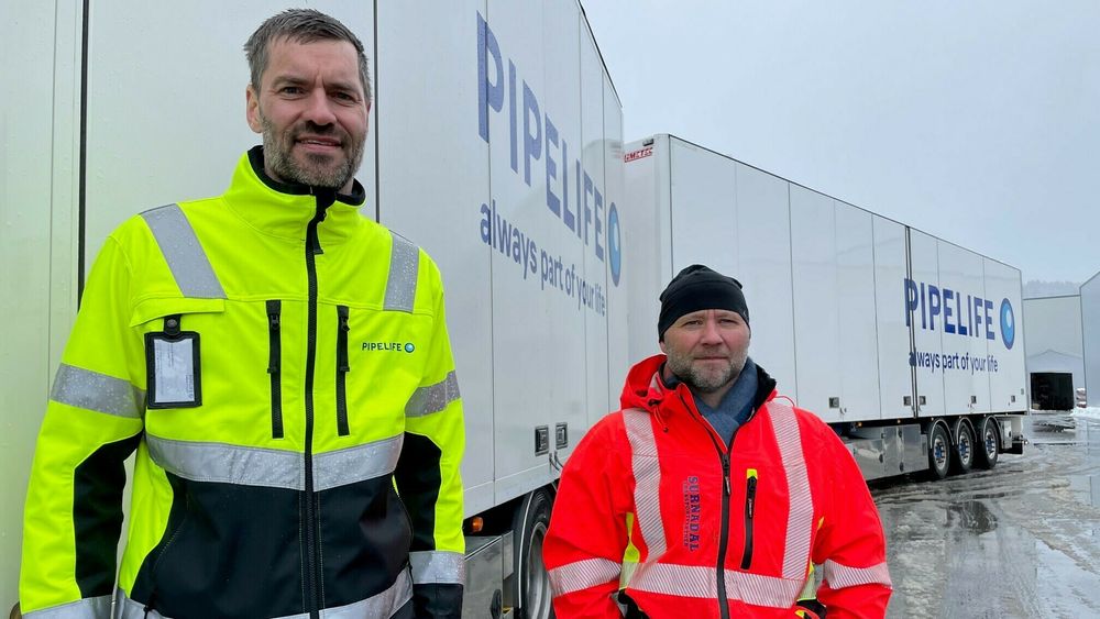 Fra venstre, Sigmund Aandstad, administrerende direktør i Pipelife Norge og Atle Norli, daglig leder i Surnadal Transportpartner