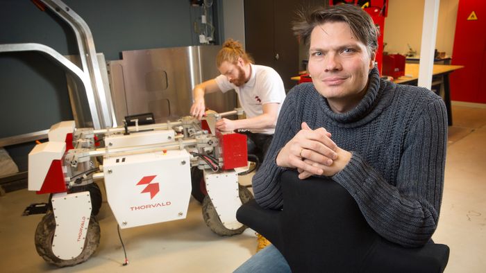 Pål Johan From, CEO i Saga Robotics, innrømmer at dagens Thorvald-plattform ser ganske annerledes ut enn prototypen de først bygget i 2014. – Den første hadde nok ikke kunne kjøre så mange kilometer i felt uten å bukke under, så det er gjort mange intervensjoner etter det for å lage en robust robot som faktisk fungerer. Men grunnkonseptet er likt – og mange av ideene fra den gang ligger nok fortsatt her, sier From.