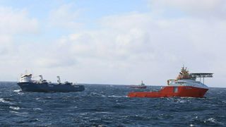 Lasteskipet Eemslift Hendrika og ankerhåndteringsskipet Normand Drott fotografert fra Kystvaktskipet KV Sortland onsdag 7. april 2021.