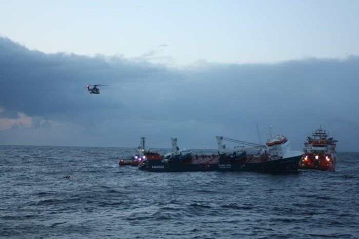 Helikopter satte om bord eksperter fra Smit Slavage som klargjorde for slepet av Eemslift Hendrika onsdag 7. april 2021.