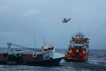 Normand Drott forberedte slep av Eemslift Hendrika onsdag 7. april 2021. Slepet ble satt like før 23.00 og kursen satt mot Ålesund.
