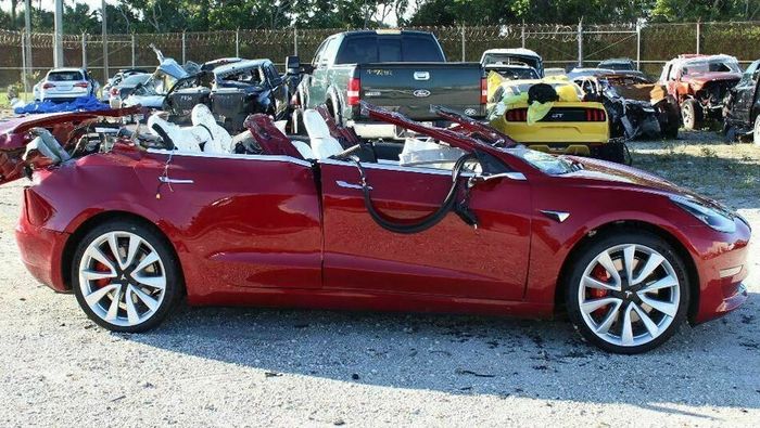 En Tesla Model 3 kjørte over fartsgrensen da den krasjet inn i en lastebil på autopilot i USA i mars 2019. Taket ble revet av og sjåføren ble drept. Ifølge en foreløpig rapport hadde sjåføren trolig ikke hendene på rattet, og verken han eller autopiloten foretok noen unnvikende handling.