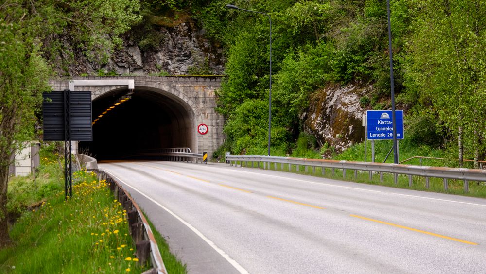 Fra sørsiden av den eksisterende Klettatunnelen, der ny gang- og sykkeltunnel skal gå inn i fjellet til høyre for den eksisterende tunnelen.