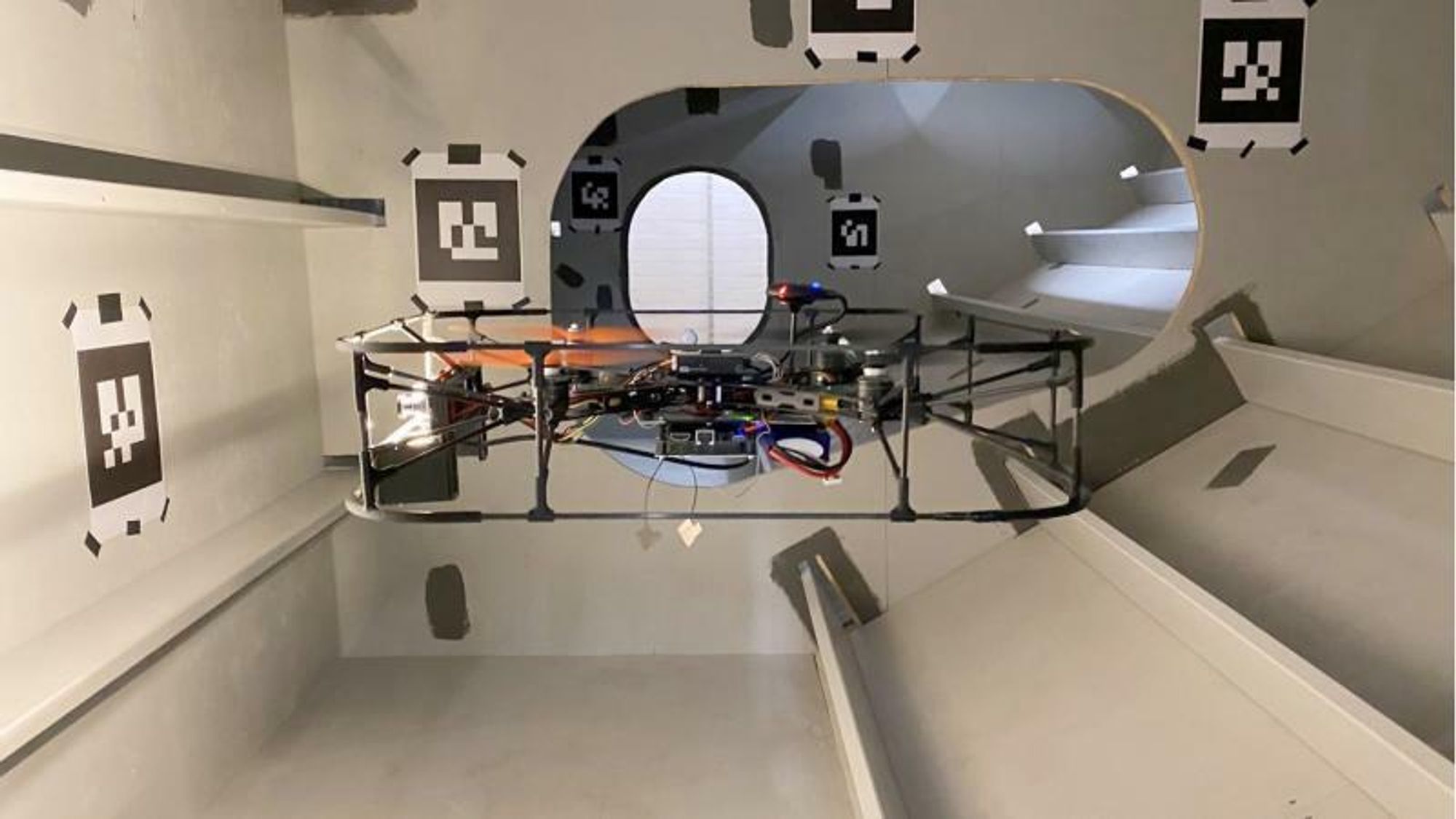 Inspeksjon av ballasttanker på skip er et opplagt test-case for doktorgradstipendiat Rune Yding Brogaards droneprojekt, for her skal den navigere uten GPS-signal, ved hjelp av blant annet lidar, akselerometer og gyroskop. Papiret med mønster på veggen er såkalte Ground Truth Points, som brukes til å kontrollere hvor korrekt posisjoneringssystemet er.
