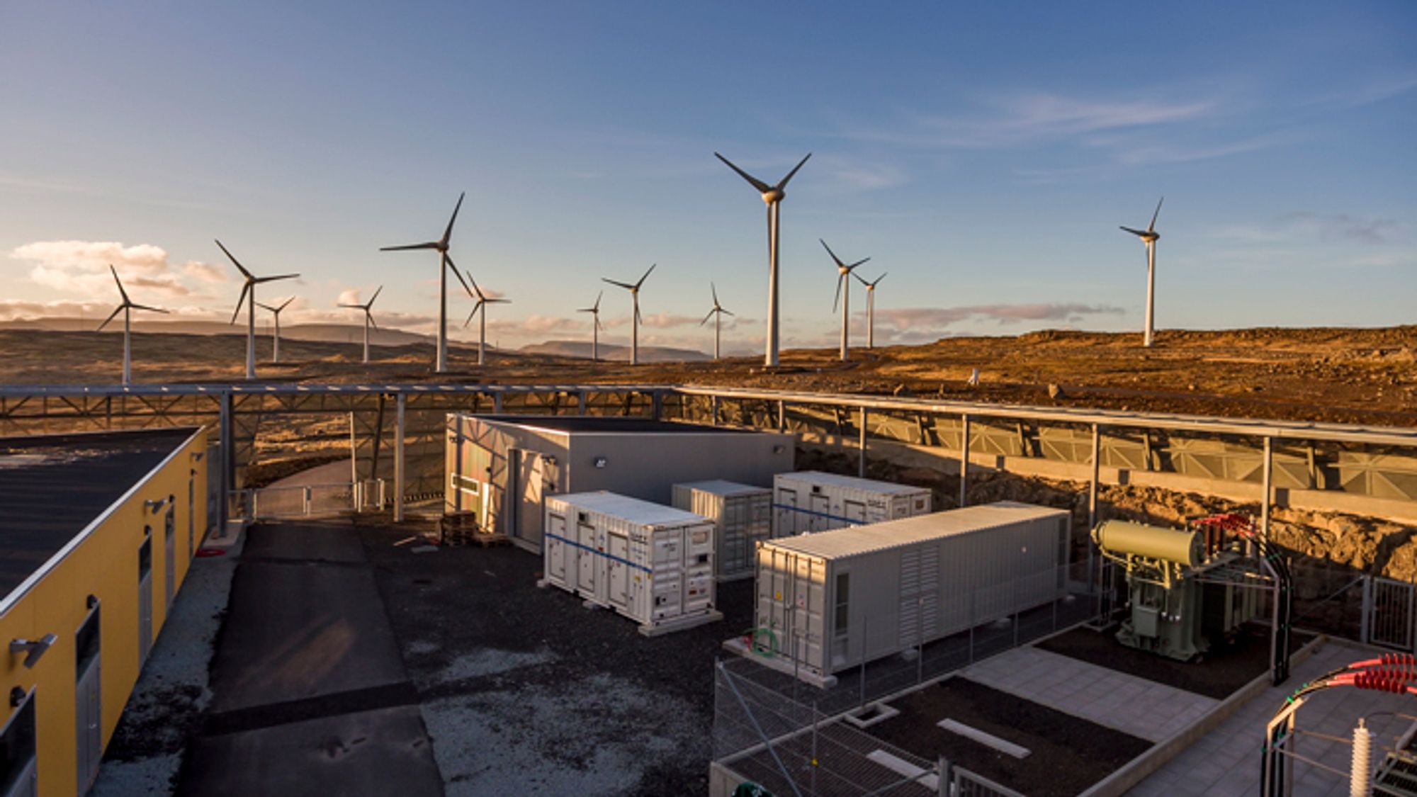 På Færøyene har man kombinert vindkraft og batterier i kraftforsyningen siden 2016.