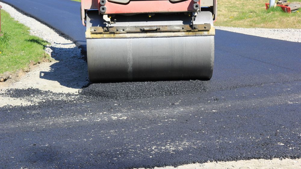 Rundt 46.000 tonn asfalt skal ut på fylkesveiene i Bardu og Nordkinn