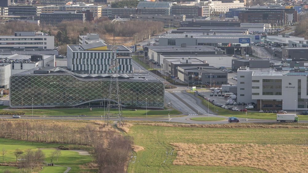 På sletta i forgrunnen ønsker Forus næringspark å etablere en solpark som skal forsyne bedriftene rundt med energi.